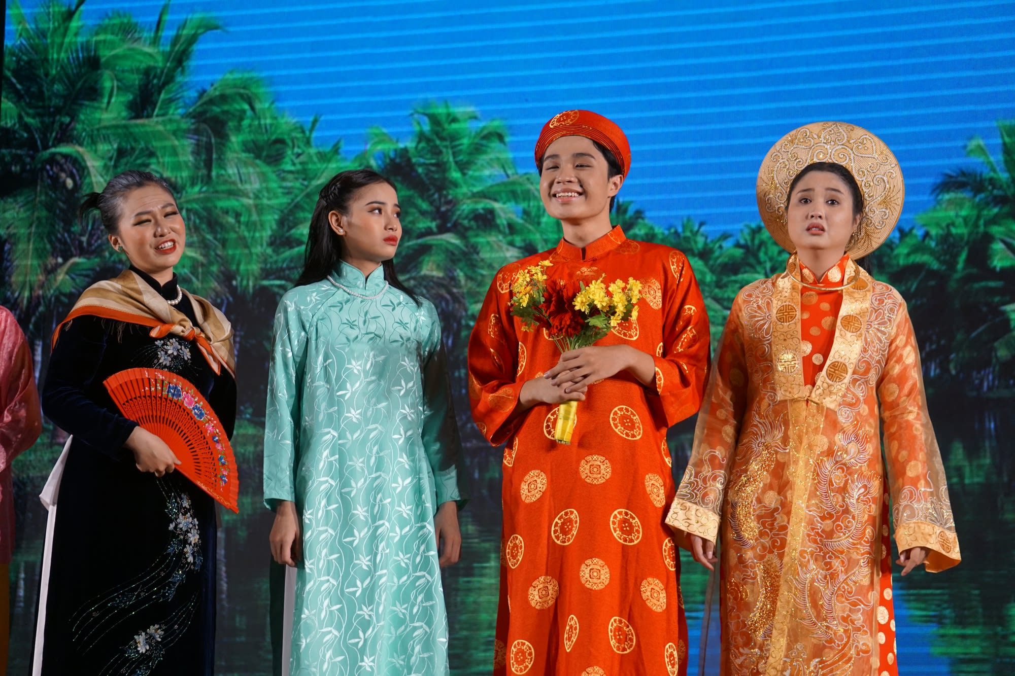 Nghệ sĩ Hữu Nghĩa dựng kịch hỗ trợ diễn viên trẻ 4 Nghệ sĩ Hữu Nghĩa dựng kịch hỗ trợ diễn viên trẻ - ảnh 3